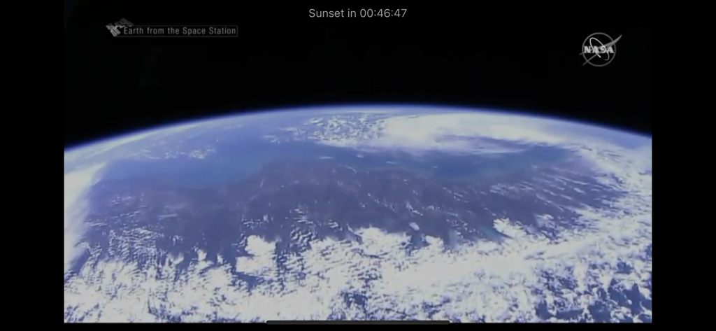 Transmisión de video en HD en vivo de la Tierra desde la Estación Espacial Internacional con una cuenta regresiva para el atardecer y el logo de la NASA.