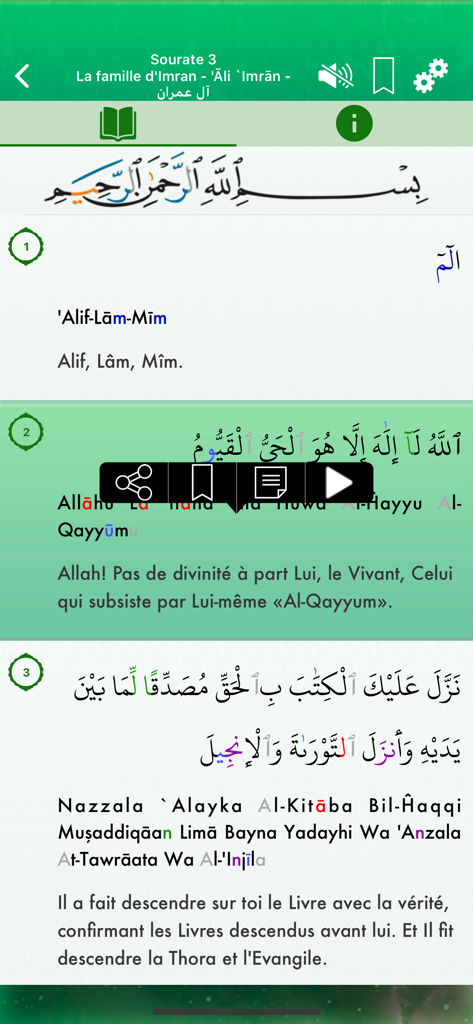 Interfaz de aplicación móvil del Corán que muestra texto árabe con codificación por colores Tajwid, transcripción fonética y traducción al francés