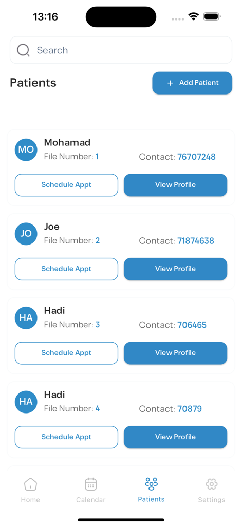 Eine Patientenliste in der iClinics-App mit Aktennummern, Kontaktinformationen und Optionen zur Terminplanung oder Profilansicht.