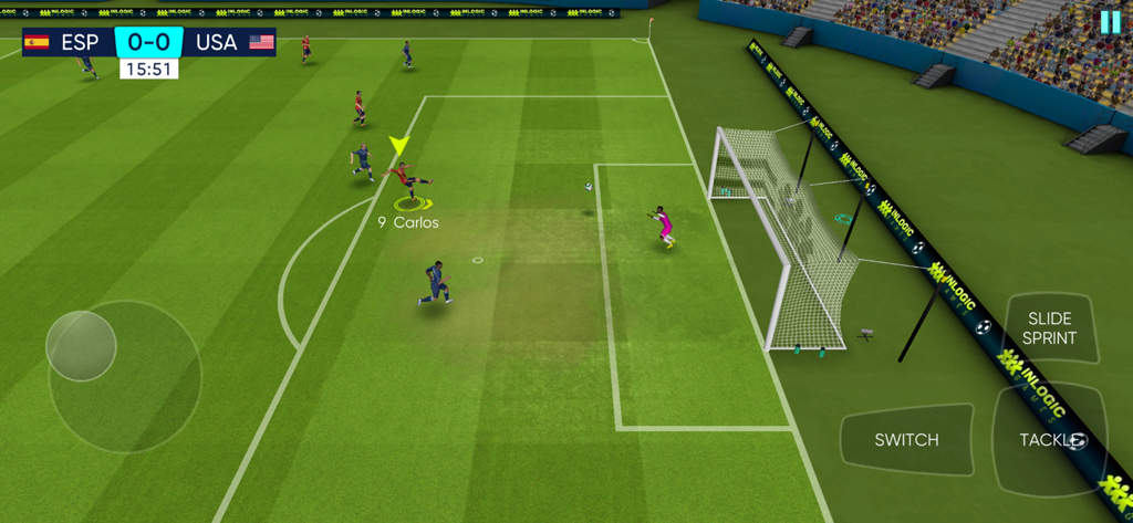 Captura de pantalla del juego de Soccer Cup 2025 que muestra un partido de fútbol entre España y EE. UU. con un jugador disparando a portería.