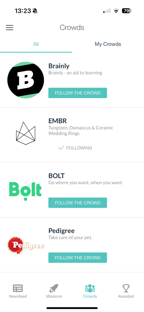Foap - sell photos & videos - Una lista de marcas en la sección de 'Crowds' de la aplicación Foap para que los creadores sigan y colaboren.