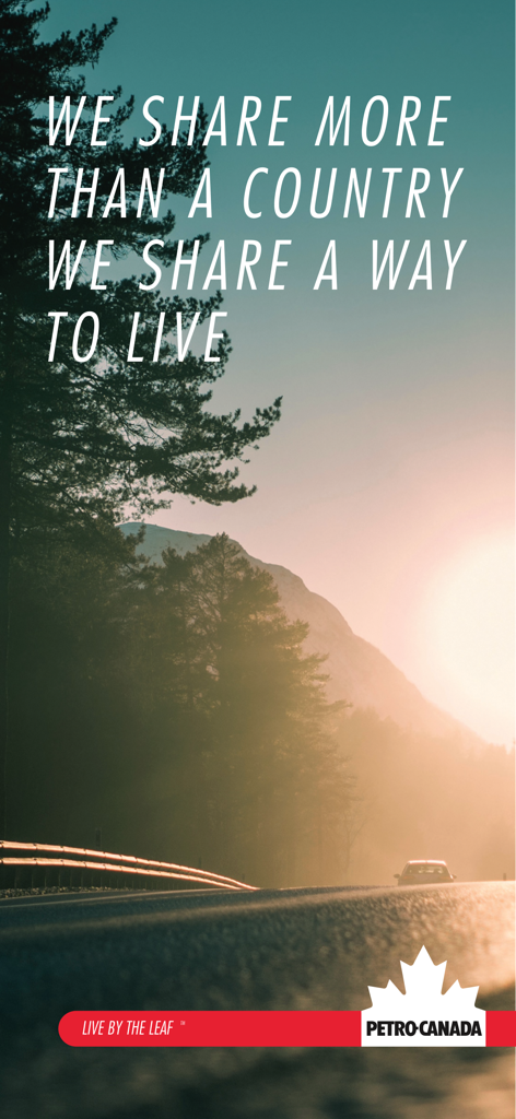 Malerische Bergstraße bei Sonnenaufgang mit Petro Canada-Branding und Slogan