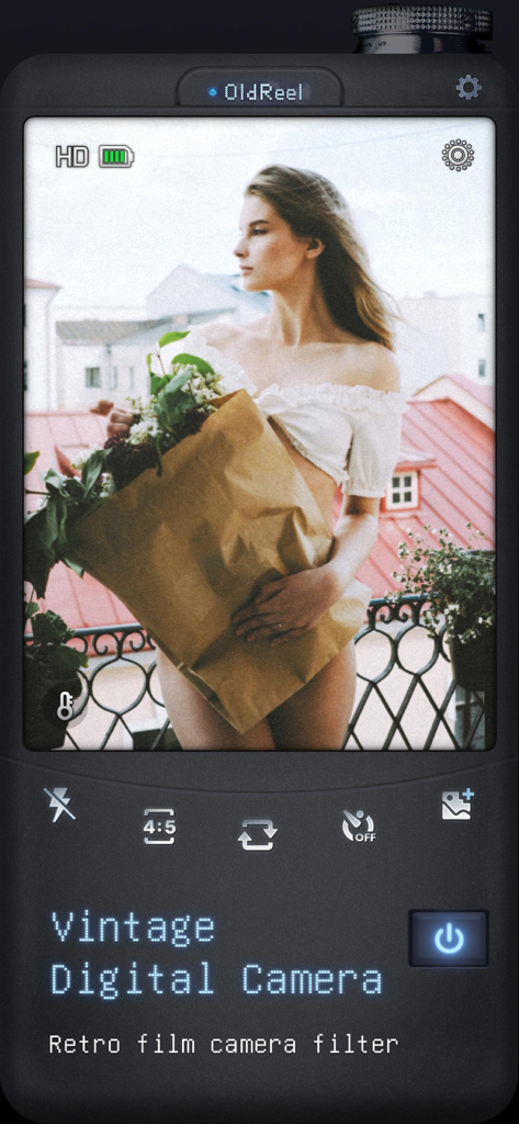 OldReel - Vintage Camcorder - Interfaz de la aplicación OldReel que muestra un efecto de filtro de cámara digital vintage en una foto de una mujer sosteniendo flores