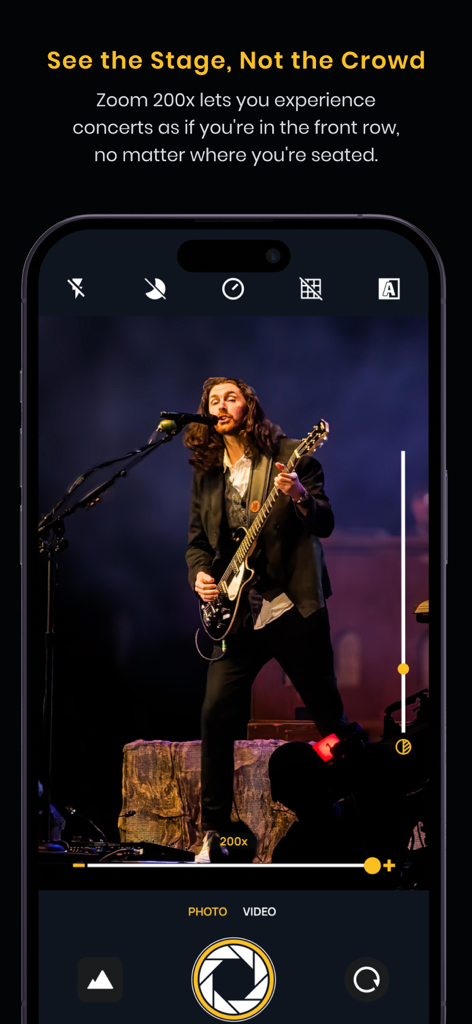 Ultra Camera Pro 200x Tele Cam - Interface do aplicativo Ultra Camera Pro mostrando uma foto com zoom 200x de um músico se apresentando em um palco de show.