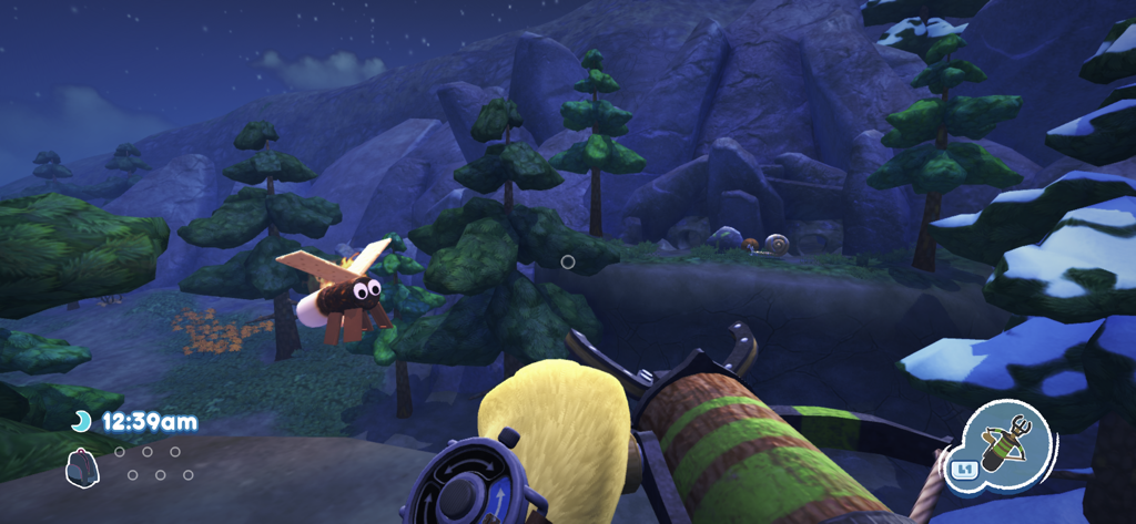 Bugsnax - Vista en primera persona de un jugador apuntando una herramienta a una criatura voladora de smores en un bosque nevado por la noche