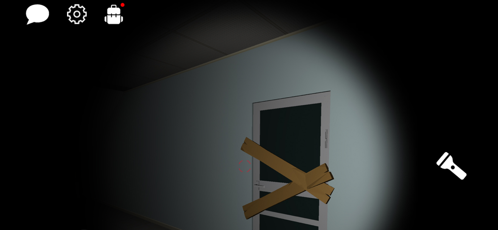 Paranormal: Multiplayer Horror - Vista en primera persona de un oscuro pasillo de oficina con una puerta tapiada en el juego Paranormal Multiplayer Horror.