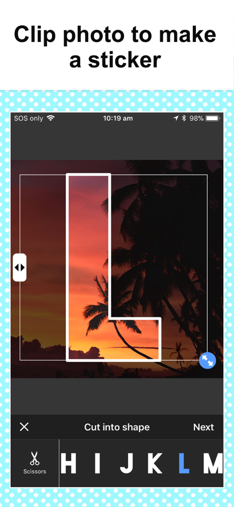 Une photo de coucher de soleil découpée en forme de lettre pour créer un autocollant personnalisé dans l'application de création de collages