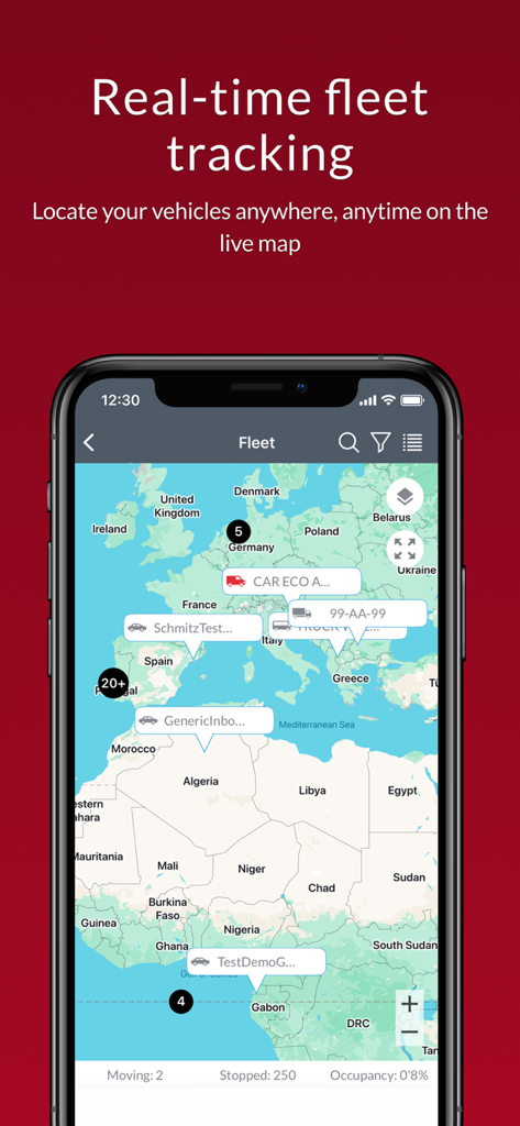 Interfaz de la aplicación Frotcom Fleet Manager mostrando seguimiento de vehículos en tiempo real en un mapa global