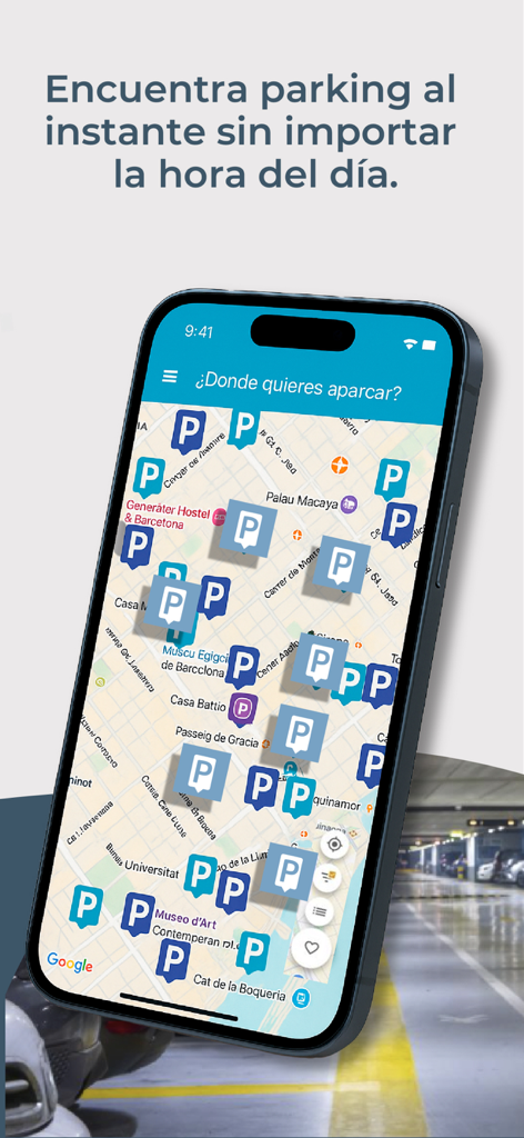 App móvil wesmartPark en un smartphone mostrando un mapa con varios iconos de plazas de aparcamiento disponibles en una zona urbana