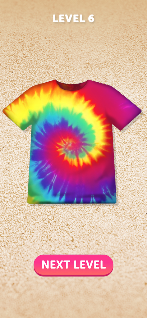 Tie Dye - Una camiseta tie-dye en espiral de color arcoíris vibrante sobre un fondo de arena en el juego Tie Dye.