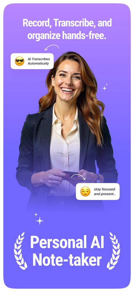 AI Meeting Note Taker - NoteAI - Una donna professionista sorridente che tiene in mano uno smartphone con testo che evidenzia funzioni di trascrizione e presa di appunti AI in vivavoce.