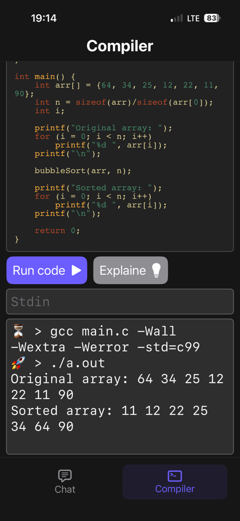 CodeBot - Interfaz de la aplicación móvil CodeBot que muestra código C para un algoritmo de ordenamiento de burbujas y la salida de consola resultante en un iPhone.