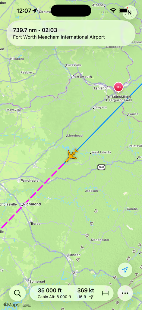Una aplicación móvil de seguimiento de vuelos que muestra un icono de avión en un mapa con datos de altitud y velocidad terrestre