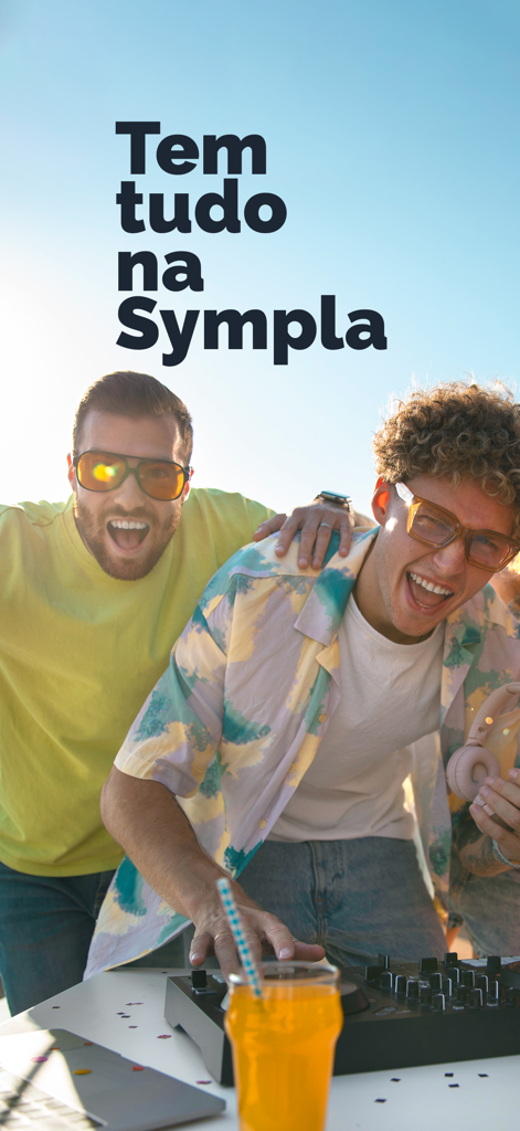 Dos hombres jóvenes animando en una fiesta de música con un controlador de DJ y una bebida en primer plano