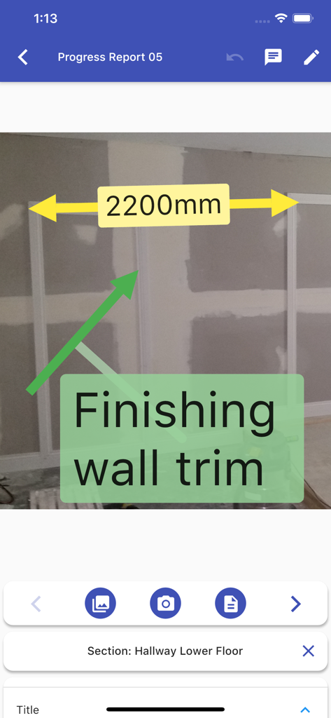 Report & Run: Integrate - Una foto de un sitio de construcción en la aplicación Report and Run con anotaciones de medición y texto para molduras de pared.