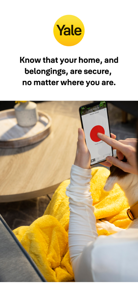 Yale Access - Ein Benutzer überprüft den Status seines Haustürschlosses mit der Yale Access App auf einem iPhone, während er sich zu Hause entspannt