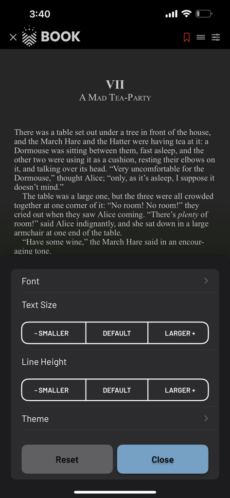 A interface do aplicativo Book.io mostrando configurações de leitura para fonte, tamanho do texto e altura da linha sobre uma página de Alice no País das Maravilhas em modo escuro.