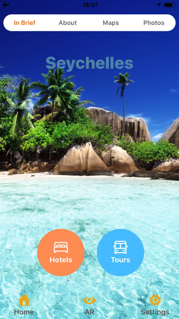 Startbildschirm der Seychellen Reiseführer-App mit tropischem Strandhintergrund und Navigationstasten für Hotels und Touren