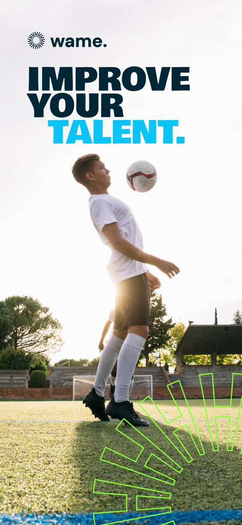 Giovane calciatore che palleggia con un pallone su un campo di allenamento con il testo Improve Your Talent.