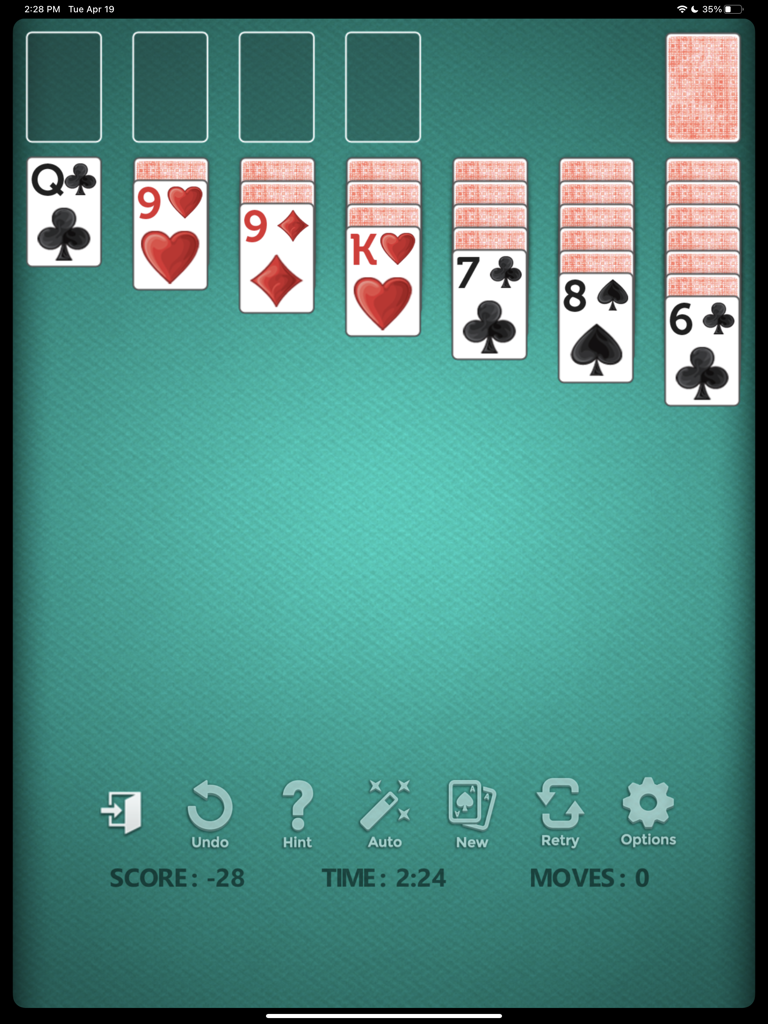 Juego de Solitario Clásico en una tablet con cartas grandes y una interfaz limpia.