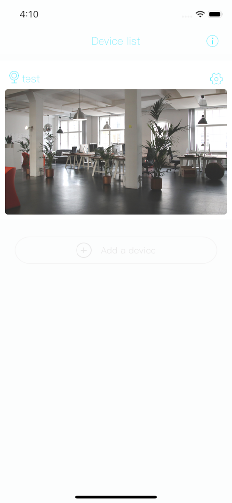 Capture d'écran de l'application mobile YBox montrant une liste d'appareils de caméras de sécurité avec un aperçu en direct d'un bureau