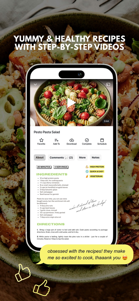 Daily Thrive by Vicky Justiz - Tela do aplicativo Daily Thrive exibindo uma receita de salada de macarrão pesto com instruções em vídeo passo a passo e rótulos de alta proteína.