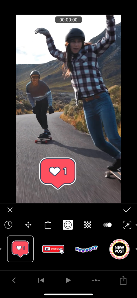 스케이트보드 동영상 위에 소셜 미디어 스티커와 편집 도구를 보여주는 Filmmaker Pro 앱 인터페이스