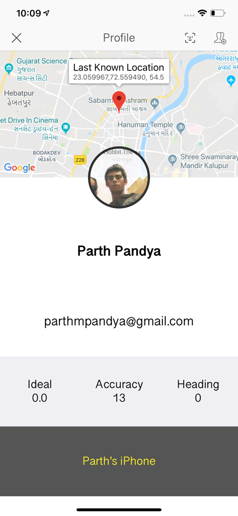 GPS - Find My Family & Friends - 家族メンバーのプロフィールを表示するアプリ画面。最後に確認された位置とデバイスの状態を示すマップが含まれています。