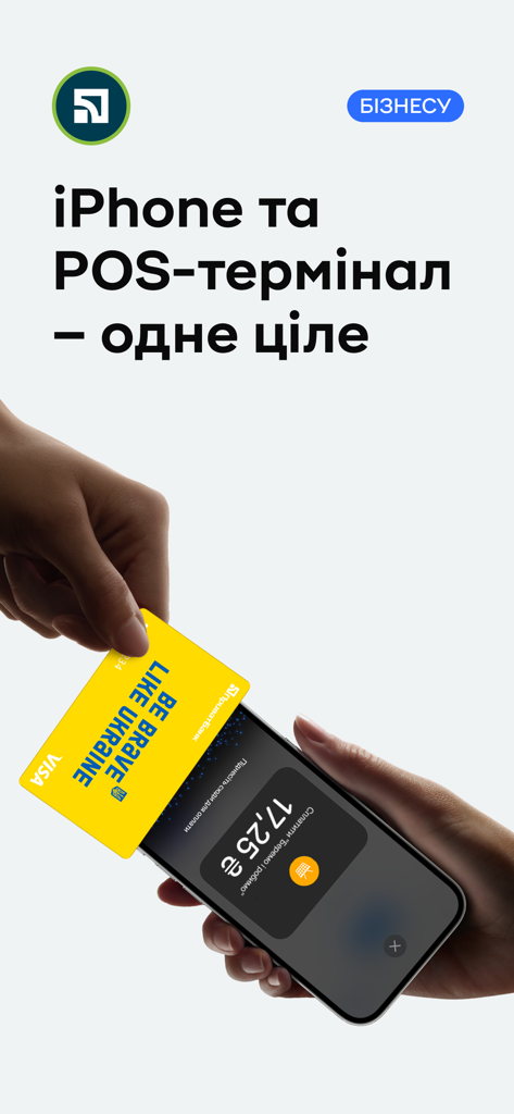 Una persona aceptando un pago con tarjeta sin contacto en un iPhone usando la app PrivatBank Terminal