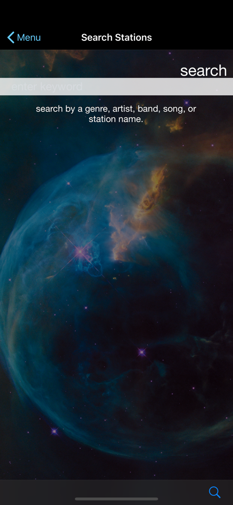 Police Scanner + - Interfaccia di ricerca dell'app Police Scanner Plus con uno sfondo di nebulosa cosmica e un campo di immissione di parole chiave per trovare stazioni radio.