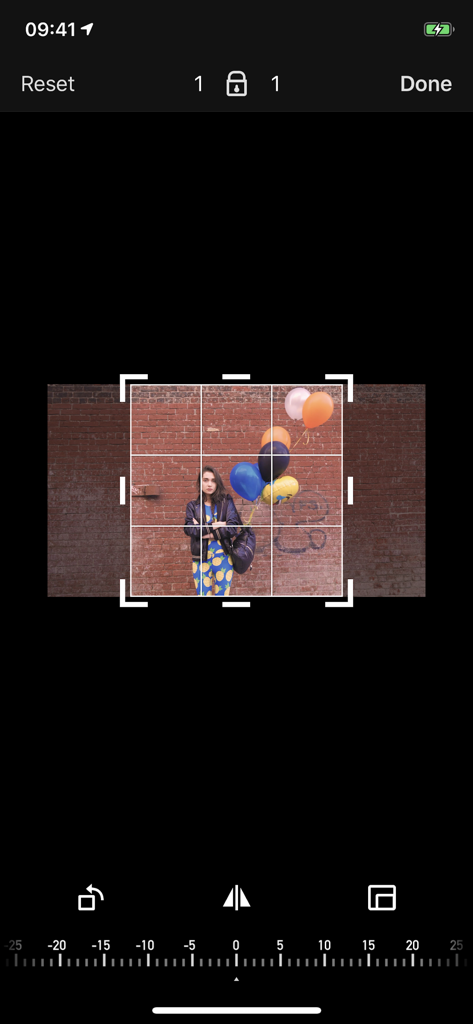 Cinemagraph Pro - Interfaccia dell'app Cinemagraph Pro che mostra uno strumento di ritaglio quadrato 1:1 con una griglia di terzi utilizzata per inquadrare una donna che tiene palloncini.