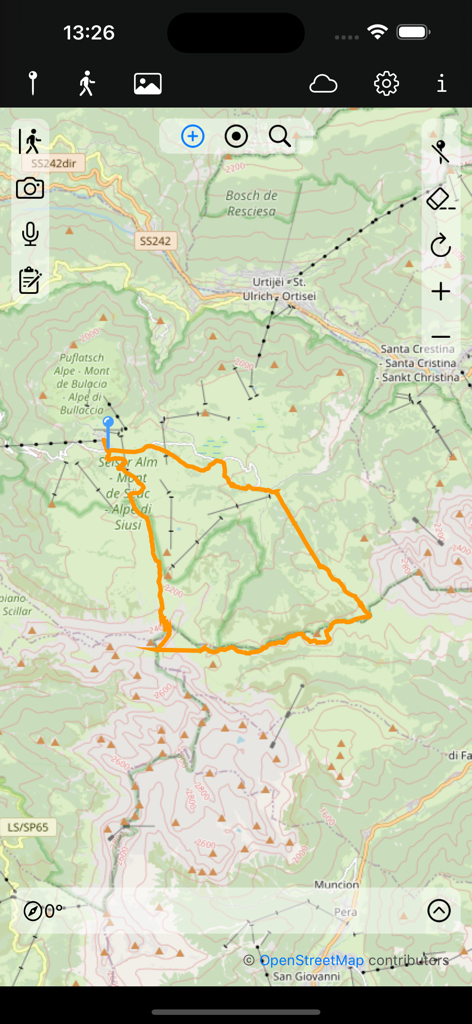 Maps for OSM - Vista del mapa topográfico que muestra una pista de senderismo naranja grabada en la aplicación Mapas para OSM