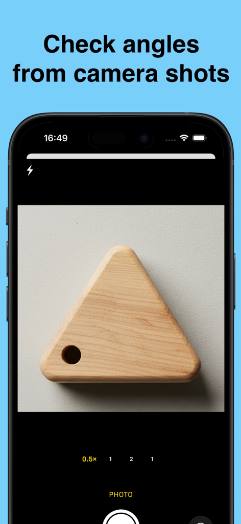 Smart Protractor - Interfaz de cámara de la aplicación Smart Protractor midiendo un bloque triangular de madera.