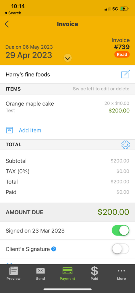 Interface mobile de l'application Invoice Bee montrant une facture pour Harry's Fine Foods avec une signature numérique.