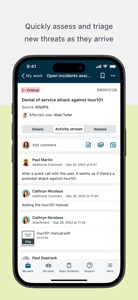 ServiceNow Agent アプリのモバイル画面。重大なセキュリティインシデントのアクティビティストリームとトリアージの詳細が表示されています