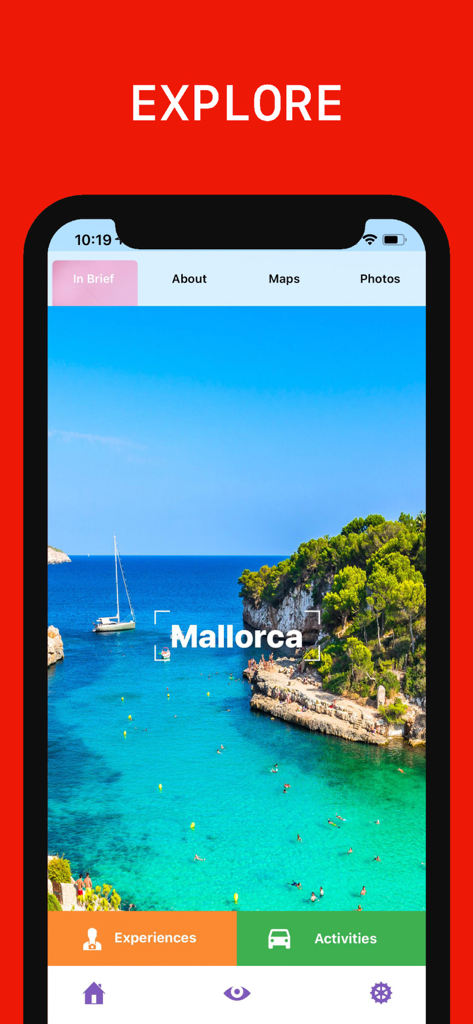 Bildschirm der Mallorca Reiseführer-App mit malerischem Küstenblick und Boot.