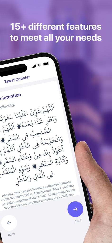 Una persona sosteniendo un teléfono inteligente que muestra el Contador de Tawaf y una oración en árabe e inglés dentro de The Pilgrim App.