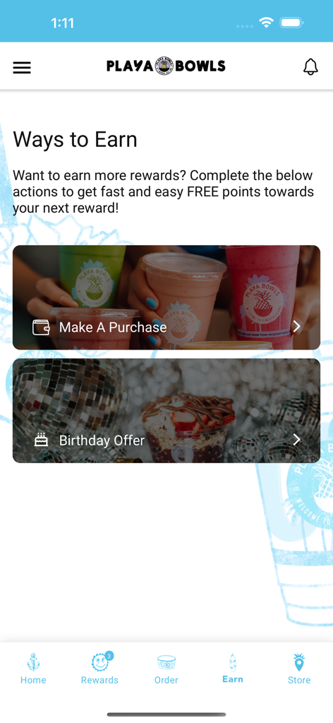 Playa Bowls Rewards - Pantalla 'Formas de Ganar' en la app Playa Bowls Rewards que muestra opciones de recompensa por compra y por cumpleaños.