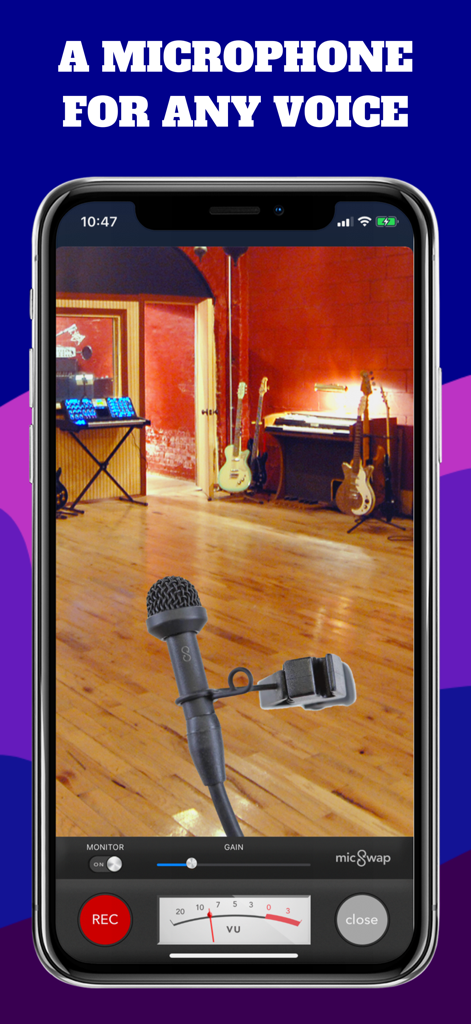 Interface do aplicativo MicSwap MultiTrack Pro apresentando um microfone de lapela sobre um fundo de estúdio de gravação com instrumentos e um medidor VU.