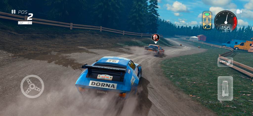 Rally One : Race to glory - Ein blauer Oldtimer-Rallyewagen auf einer Schotterstrecke durch einen Wald in Rally One.