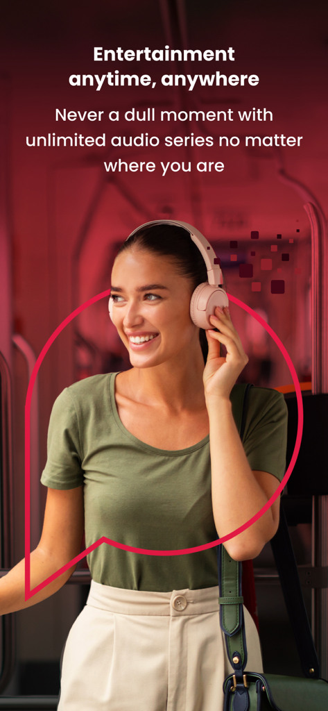 Una mujer sonriente con auriculares escuchando series de audio mientras viaja en tren