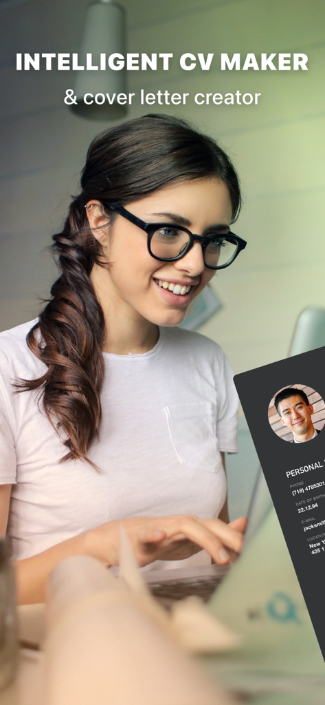 Uma jovem profissional usando um laptop para criar um currículo com o aplicativo Intelligent CV Maker