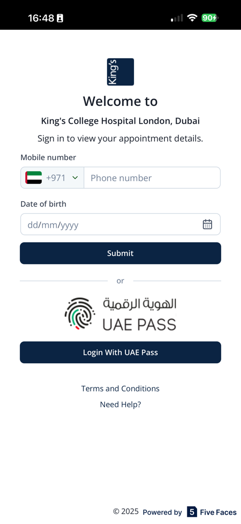 Tela de login para o aplicativo King's College Hospital Dubai mostrando campos para número de celular e data de nascimento e um botão para login com UAE Pass