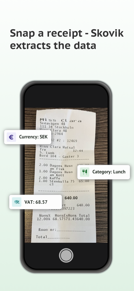 Interfaccia dell'app mobile Skovik che estrae dati da una ricevuta fotografata, inclusi valuta e dettagli IVA