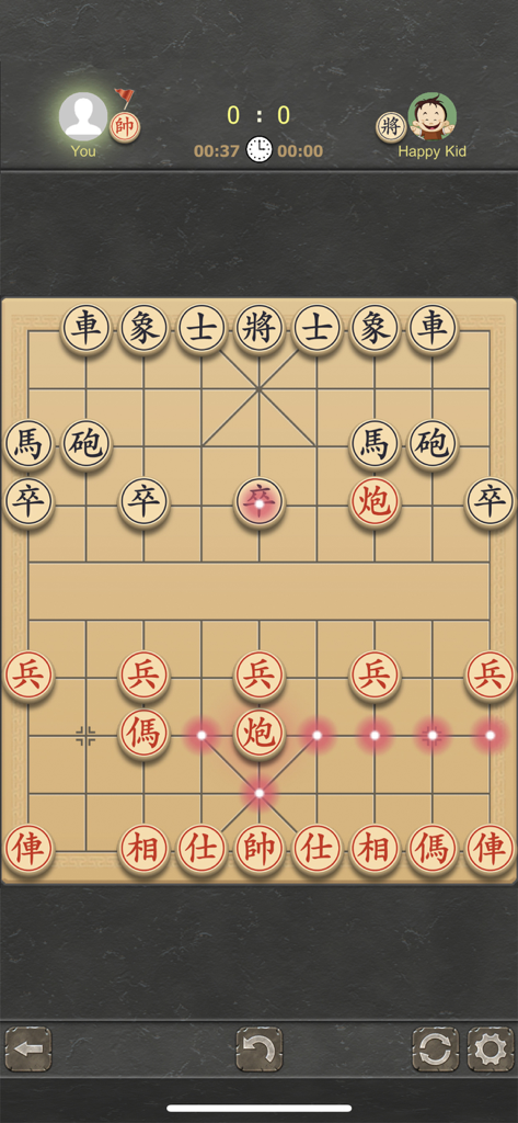Chinese Chess - Best XiangQi - Uno screenshot di gioco mobile di Chinese Chess XiangQi che mostra una tavola con pezzi tradizionali e indicatori di mossa durante una partita contro l'AI Bambino Felice.
