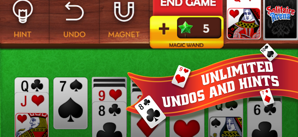 Screenshot di gameplay di Solitaire Arena che mostra carte su un tavolo verde con pulsanti di potenziamento per suggerimenti e annullamenti