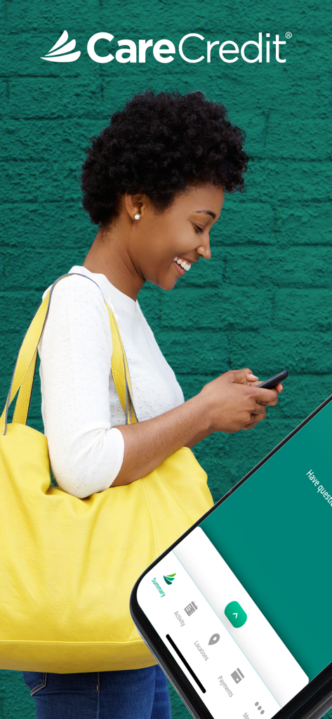 CareCredit Mobile - スマートフォンでCareCredit Mobileアプリを使いながら微笑む女性