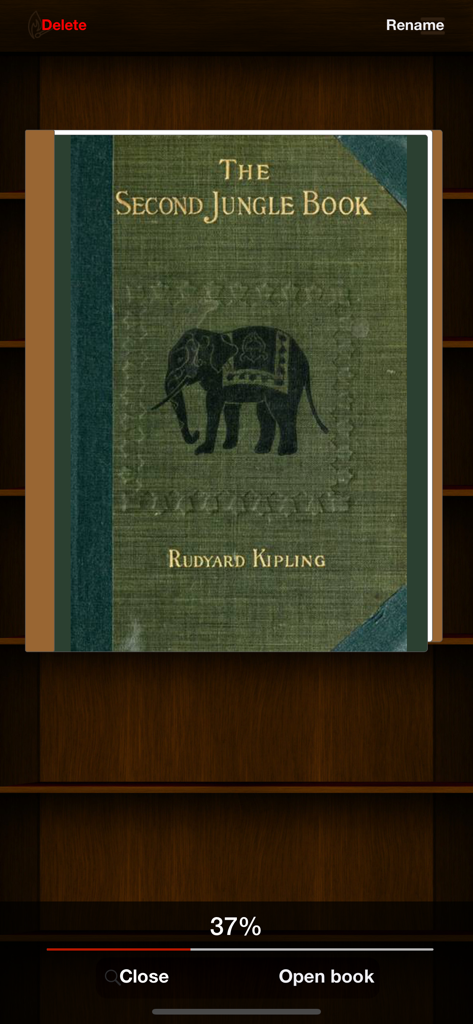 Interfaz de biblioteca de eBooks en la aplicación ReadMe que muestra la portada de un libro en una estantería de madera