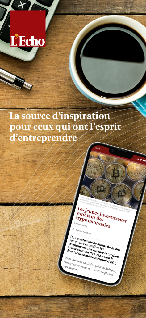 L'Echo - スマートフォン。コーヒーカップと電卓が置かれた木製デスクでLEchoアプリを表示しています。