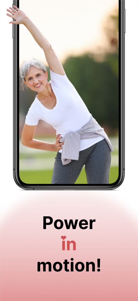 SeniorMatch - Una mujer mayor sonriente realizando estiramientos laterales al aire libre con el texto "El poder en movimiento"